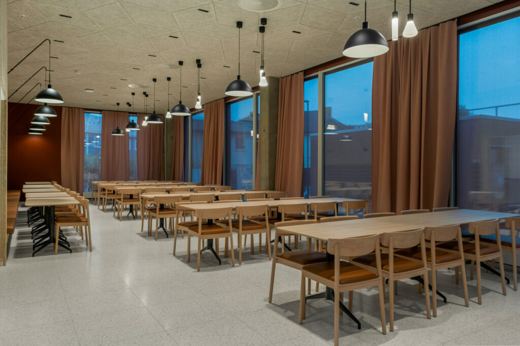 Personalrestaurant med langbord i Holtermannsvegen 1–13