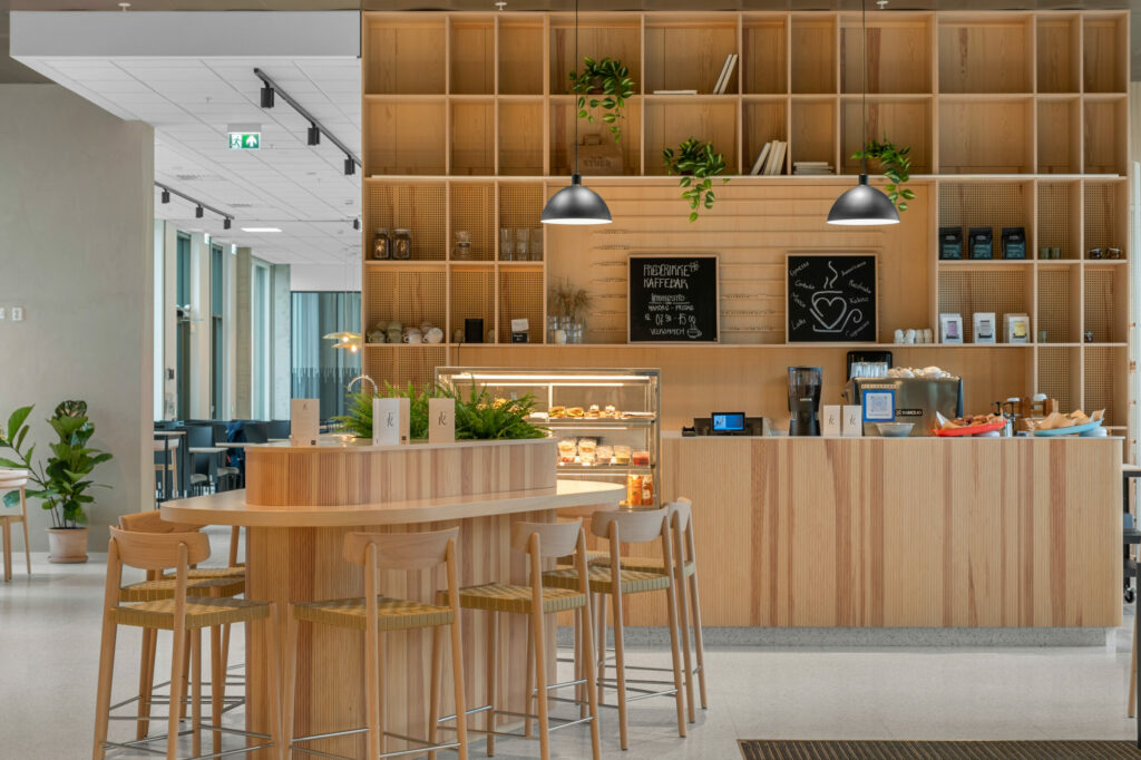Kaffebar med sittegrupper i Holtermannsvegen 1–13